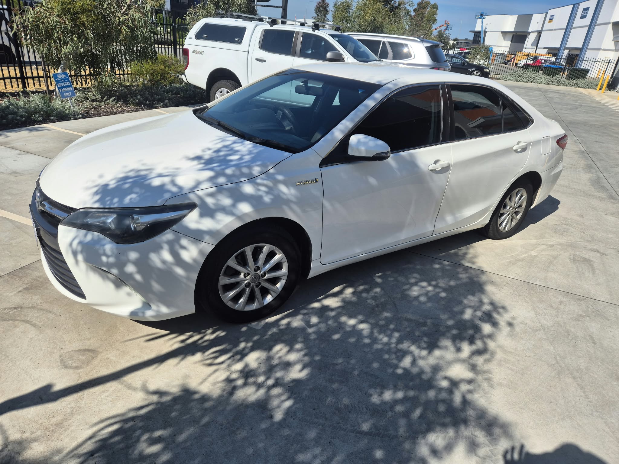 2017 Toyota Camry Hybrid, white, MCSyo Perth, photo 3